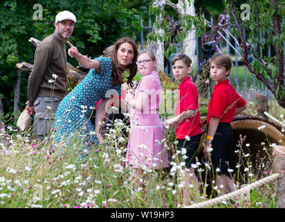 London, Großbritannien. 01. Juli, 2019. Ihre königliche Hoheit die Herzogin von Cambridge in der RHS Zurück zur Natur Garten" mit Schülerinnen und Schüler. Credit: Tommy London/Alamy leben Nachrichten Stockfoto