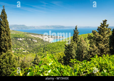 Blick von der Stadt Labin zu Bay an der Adria mit Stadt Rabac in Istrien, Kroatien, Insel Cres am Horizont Stockfoto