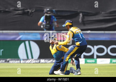 Chester Le Street, UK. 1. Juli 2019. Sri Lanka's Jeffrey Vandersay feiert nach dem Fang Chris Gayle aus Kasun Ranhitha während der ICC Cricket World Cup 2019 Match zwischen Sri Lanka und Westinseln an Emirates Riverside, Chester Le Street am Montag, dem 1. Juli 2019. Credit: MI Nachrichten & Sport/Alamy leben Nachrichten Stockfoto