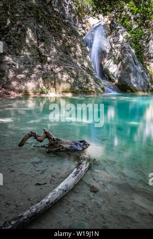 Schöne kleine Wasserfall Sentonina Staza auf Sentonas Trail im Wald zwischen Rabac und Labin Istrien, Kroatien Stockfoto