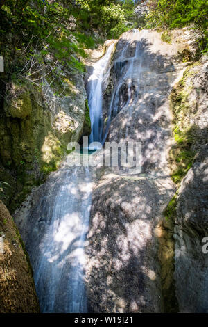 Schöne kleine Wasserfall Sentonina Staza auf Sentonas Trail im Wald zwischen Rabac und Labin Istrien, Kroatien Stockfoto