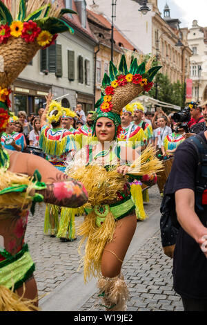 Stadt Sibiu, Rumänien - 22. Juni 2019. Der Comparsa Los Cariocas aus Gran Kanarischen Inseln durchführen an den Sibiu International Theatre Festival von Sib Stockfoto