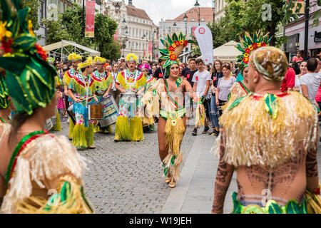 Stadt Sibiu, Rumänien - 22. Juni 2019. Der Comparsa Los Cariocas aus Gran Kanarischen Inseln durchführen an den Sibiu International Theatre Festival von Sib Stockfoto