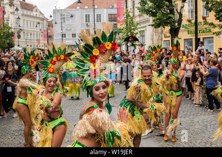 Stadt Sibiu, Rumänien - 22. Juni 2019. Der Comparsa Los Cariocas aus Gran Kanarischen Inseln durchführen an den Sibiu International Theatre Festival von Sib Stockfoto