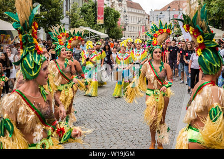 Stadt Sibiu, Rumänien - 22. Juni 2019. Der Comparsa Los Cariocas aus Gran Kanarischen Inseln durchführen an den Sibiu International Theatre Festival von Sib Stockfoto