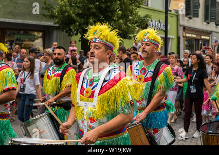 Stadt Sibiu, Rumänien - 22. Juni 2019. Der Comparsa Los Cariocas aus Gran Kanarischen Inseln durchführen an den Sibiu International Theatre Festival von Sib Stockfoto