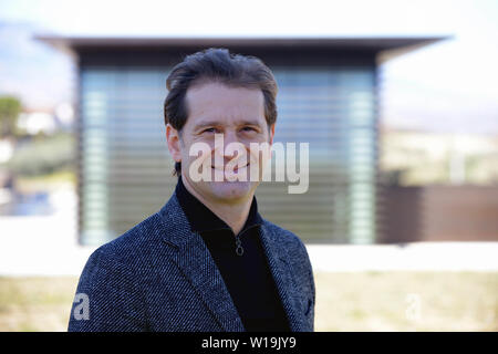 Der ehemalige F1-Pilot Jarno Trulli, Inhaber eines "Podere Castorani" Weinberg in Contrada Oratorium, Alanno, Provinz Pescara, Abruzzen, Italien Foto Stockfoto