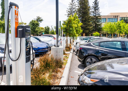 Juni 24, 2019 Mountain View/CA/USA - Verschiedene Marken von Elektro- und Hybridfahrzeugen an einer belebten Ladestation in South San Francisco Bay geparkten Stockfoto