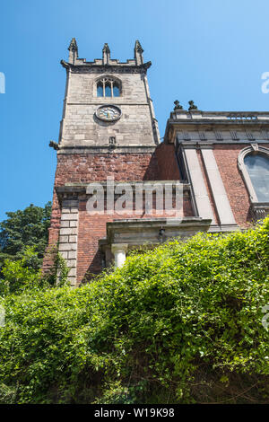 Saint Julian's Kirchturm im Fish Street im Zentrum von Shrewsbury, Shropshire, Großbritannien Stockfoto