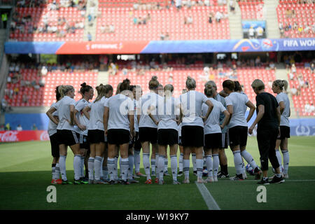 29. Juni 2019, France (Frankreich), Rennes: Fußball, Frauen: WM, Deutschland - Schweden, Endrunde, Viertelfinale, Roazhon Park: Das deutsche Team ist in einem Kreis. Foto: Sebastian Gollnow/dpa Stockfoto