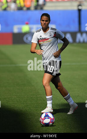 29. Juni 2019, France (Frankreich), Rennes: Fußball, Frauen: WM, Deutschland - Schweden, Endrunde, Viertelfinale, Roazhon Park: Deutschlands Dzsenifer Marozsan wird aufgewärmt. Foto: Sebastian Gollnow/dpa Stockfoto