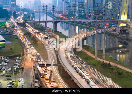 Verkehr auf die Avenida Marginal Pinheiros in Sao Paulo, Brasilien Stockfoto