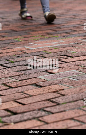 Allgemeine Ansichten eines Ziegelstein Pfad auf Chichester, West Sussex, UK. Stockfoto