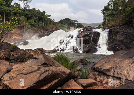 Bumbuna Falls auf Stromschnellen des Flusses Rokel in Busch inmitten üppiger Vegetation von Regenwald in der Nähe des Dorfes Bumbuna, Sierra Leone Stockfoto