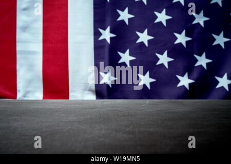 Schwarz Holzregal auf der US-Flagge im Hintergrund Stockfoto