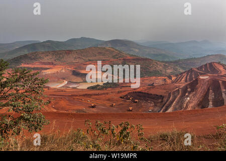 Bergbaubetrieb für den Transport und die Verwaltung von Eisenerz. Auf Gruben mit unten abbauenden Minen und Bohrlöchern für die nächste Explosion oben. Schneider Teiche Mitte links. Stockfoto