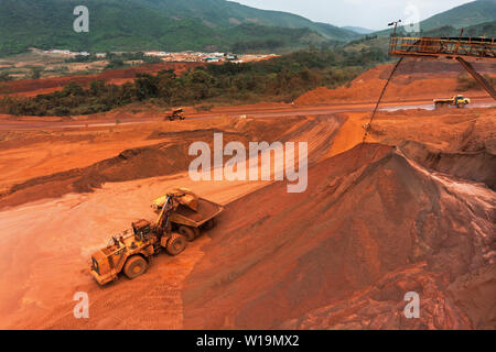 Bergbau für das Transportieren und Verwalten von Eisenerz. Von der Oberseite der Klumpen Stapler Übersicht laden Geldbußen von Geldbußen Stapler vor dem Zug transportieren. Stockfoto