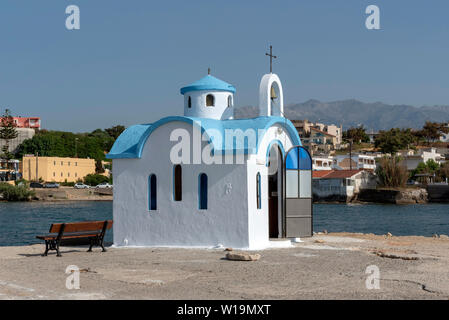 Kalamki Beach, Kreta, Griechenland. Juni 2019. Die blauen und weißen fishermans Chapel auf Kalamaki Hafen, Norden von Kreta. Stockfoto