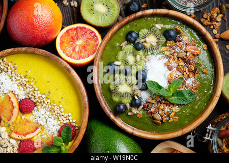 Smoothie Schalen. Gesundes Frühstück Schüssel mit Chia Samen, Müsli, Beeren, Früchten und Kokosraspeln Kokosraspeln. Veganes essen. Stockfoto