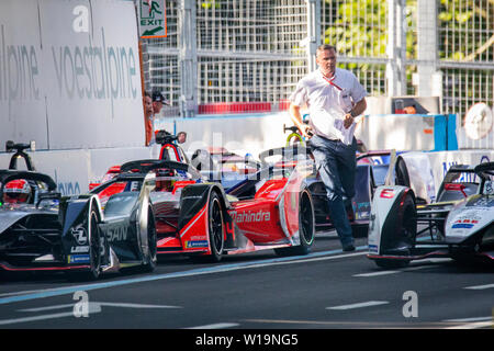 Formel E-Treiber Sebastian Buemi, Pascal Wehrlein, Sam Bird und Maximilian GÜNTHER zurück durch die Rennleitung auf der zweiten Startversuch der Julius Bär Formel E Rennen in der Schweizer Hauptstadt Bern statt. Durch ein Auto pile-up vor Spielzug 1, das Rennen war Rot gekennzeichnet und mit der ursprünglichen Startposition neu gestartet. Die Entscheidung, den ursprünglichen Startplatz zu verwenden, wurde von mehreren protestiert der Fahrer, die verlorenen Positionen, die Sie gewonnen hatte. Stockfoto