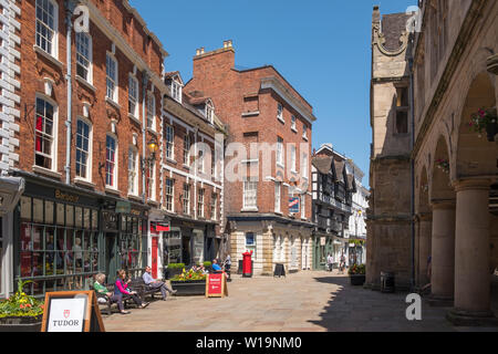 Geschäfte auf dem Platz im Zentrum von Shrewsbury, Shropshire, Großbritannien Stockfoto