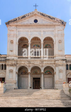 Anzeigen von Massa, Italien. Der hl. Petrus und der hl. Franziskus Kathedrale. Kirche im barocken und neoklassischen Stil aus dem 15. Jahrhundert gebaut. Stockfoto