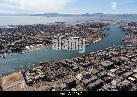 Antenne von Oakland, Alameda Insel und die Bucht von San Francisco an der malerischen Küste von Kalifornien. Stockfoto