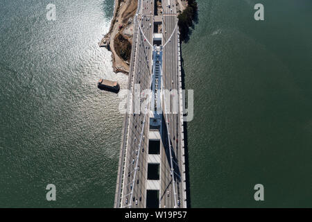 Luftaufnahme des Verkehrs auf der Bay Bridge zwischen San Francisco und Oakland an der malerischen Küste von Kalifornien. Stockfoto