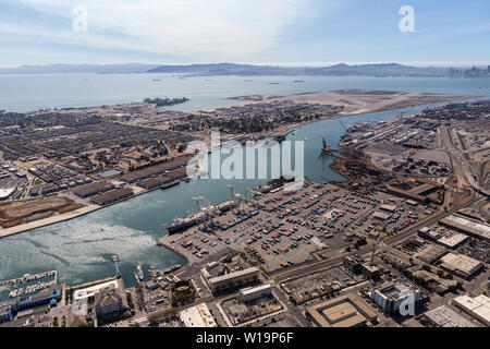 Luftaufnahme der Hafen von Oakland, Alameda Insel und die Bucht von San Francisco in Kalifornien. Stockfoto