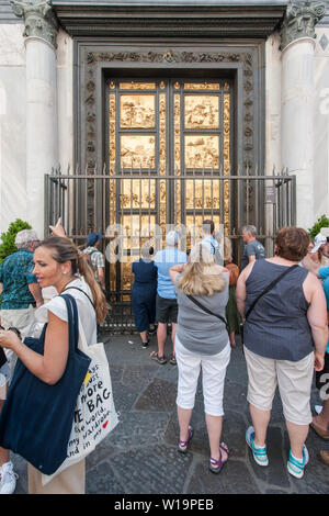 Florenz, Toskana, Italien - Juni, 2019: Tore des Paradieses mit Geschichten aus der Bibel auf die Tür des Duomo Baptisterium in Florenz, Italien. Besucher bewundern und die p Stockfoto