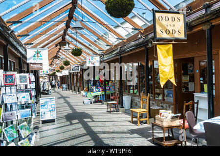 Great Torrington Pannier Market, bunten Fassaden und zeigt in den überdachten Gang; Torrington Devon, England. Stockfoto