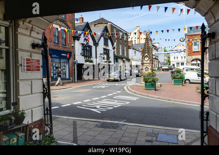 Blick von der Great Torrington Pannier Market in den Platz suchen, auf die Uhr, Rathaus und Geschäfte. Torrington Devon, England. Stockfoto