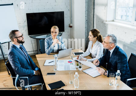 Ansicht von oben von Unternehmern und Unternehmerinnen in formale Abnutzung Stockfoto