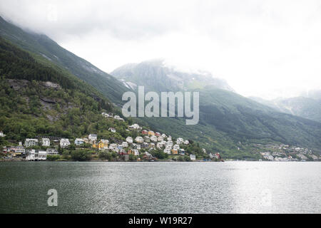 Der Hafen in der Stadt Odda, am Hardangerfjord, in der Grafschaft Hordaland, Norwegen. Stockfoto