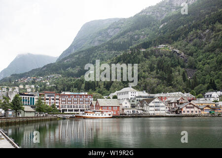 Der Hafen in der Stadt Odda, am Hardangerfjord, in der Grafschaft Hordaland, Norwegen. Stockfoto