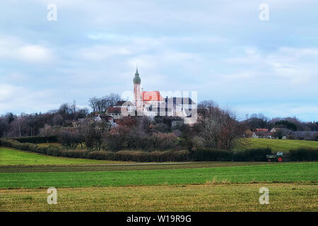 Blick über die Felder auf das Kloster Andechs Stockfoto