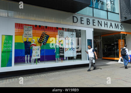 London, Großbritannien. 1. Juli 2019. Die debenhams Department Store in der Oxford Street ist eine der viele Geschäfte in der Hauptstadt West End, dessen Außenbereich in Regenbogenfarben in Unterstützung des Stolzes Monat eingerichtet sind. Stolz ist eine jährliche Feier der LGBT + Gemeinschaft und gipfelt in der grösste LGBT + Parade in Großbritannien am 6. Juli, mit Tausenden von Menschen der Route zu Fuß oder mit schwimmt. Credit: Stephen Chung/Alamy leben Nachrichten Stockfoto