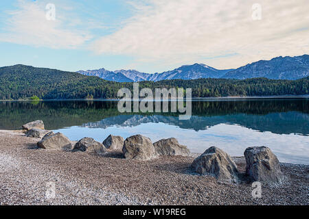 Eibsee Garmisch Partenkirchen Felsen am Ufer Stockfoto