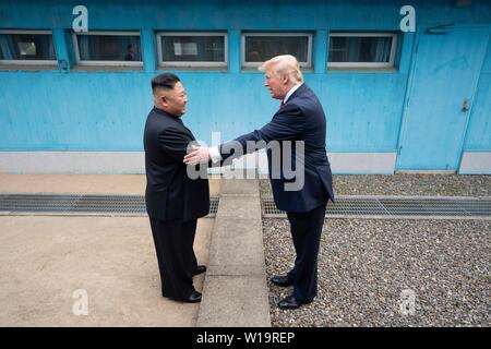 Panmunjom, Südkorea. . 30. Juni, 2019. Us-Präsident Donald Trump und nordkoreanischen Führer Kim Jong Un schütteln sich die Hände, als sie an der Grenze in der demilitarisierten Zone Juni 30, 2019 in Panmunjom, Südkorea. Credit: Planetpix/Alamy leben Nachrichten Stockfoto