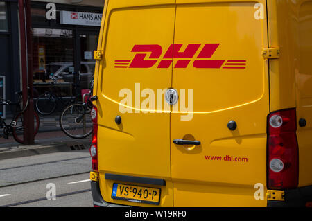 DHL Unternehmen Van auf der Rückseite in Amsterdam Die Niederlande 2019 Stockfoto