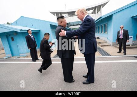 Panmunjom, Südkorea. . 30. Juni, 2019. Us-Präsident Donald Trump und nordkoreanischen Führer Kim Jong Un schütteln sich die Hände, als sie an der Grenze in der demilitarisierten Zone Juni 30, 2019 in Panmunjom, Südkorea. Credit: Planetpix/Alamy leben Nachrichten Stockfoto