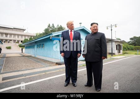 Panmunjom, Südkorea. . 30. Juni, 2019. Us-Präsident Donald Trump und nordkoreanischen Führer Kim Jong Un Treffen der Presse als die stehen zusammen außerhalb von Freedom House, als sie an der Grenze in der demilitarisierten Zone Juni 30, 2019 in Panmunjom, Südkorea. Credit: Planetpix/Alamy leben Nachrichten Stockfoto
