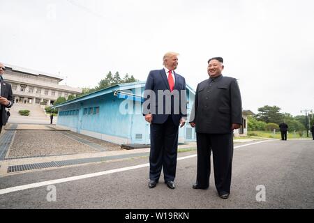 Panmunjom, Südkorea. . 30. Juni, 2019. Us-Präsident Donald Trump und nordkoreanischen Führer Kim Jong Un Treffen der Presse als die stehen zusammen außerhalb von Freedom House, als sie an der Grenze in der demilitarisierten Zone Juni 30, 2019 in Panmunjom, Südkorea. Credit: Planetpix/Alamy leben Nachrichten Stockfoto