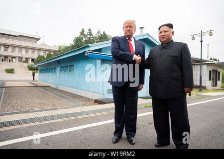 Panmunjom, Südkorea. . 30. Juni, 2019. Us-Präsident Donald Trump und nordkoreanischen Führer Kim Jong Un Treffen der Presse als die stehen zusammen außerhalb von Freedom House, als sie an der Grenze in der demilitarisierten Zone Juni 30, 2019 in Panmunjom, Südkorea. Credit: Planetpix/Alamy leben Nachrichten Stockfoto