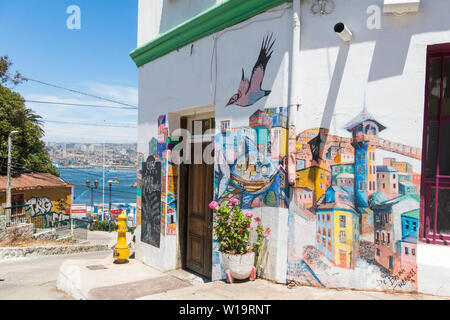 VALPARAISO, CHILE - Januar 2, 2018: Haus unter bunten Graffiti bedeckt, die die bunten Häuser von Valparaiso, Valparaiso, Chile. Stockfoto