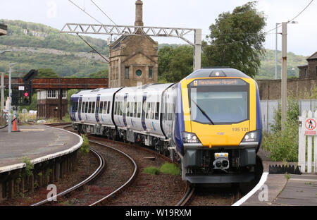 Am ersten Tag im Personennahverkehr mit Northern Rail für CAF gebaut Klasse 195 Civity diesel multiple Unit in Carnforth station am Montag, dem 1. Juli 2019. Stockfoto