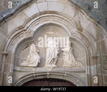 TIMPANO DE LA IGLESIA DEL CONVENTO DE SANTA CLARA CON LAS ESCULTURAS DE CRISTO MARIA MAGDALENA Y SANTA CLARA - SIGLO XV - GOTICO TARDIO. Autor: CORDOBA J. Ort: Convento de SANTA CLARA. Belalcazar. CORDOBA. Spanien. Stockfoto