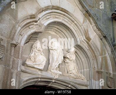 TIMPANO DE LA IGLESIA DEL CONVENTO DE SANTA CLARA CON LAS ESCULTURAS DE CRISTO MARIA MAGDALENA Y SANTA CLARA - SIGLO XV - GOTICO TARDIO. Autor: CORDOBA J. Ort: Convento de SANTA CLARA. Belalcazar. CORDOBA. Spanien. Stockfoto