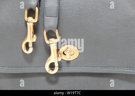 Graues Leder Gürtel, Armband auf weißem Hintergrund-Bild Stockfoto