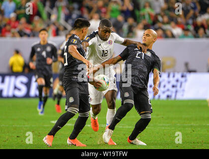 Houston, TX, USA. 29 Juni, 2019. Mexiko Mittelfeldspieler, Jesus Gallardo (23) und Mexiko, Defender, Luis Rodriguez (21), Arbeit gegen Costa Rica weiterleiten, Joel Campbell (12), um den Ball während der 2019 CONCACAF Gold Cup, Quarter Final Match zwischen Mexiko und Costa Rica, an NRG Stadion in Houston, TX. Obligatorische Credit: Kevin Langley/Sport Süd Media/CSM/Alamy leben Nachrichten Stockfoto